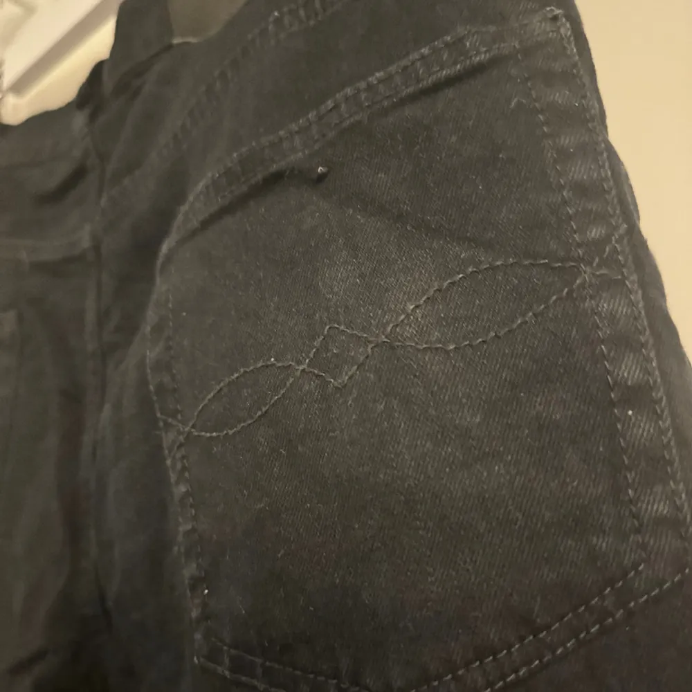 Svarta högmidjade raka jeans i storlek L:32 W:30. Jeans & Byxor.