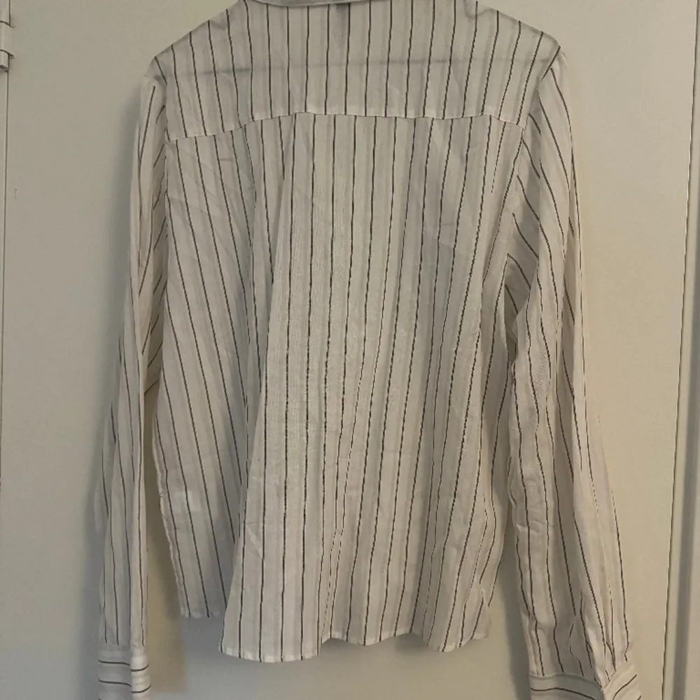En randig skjorta från H&M i storlek S. Skjortor.