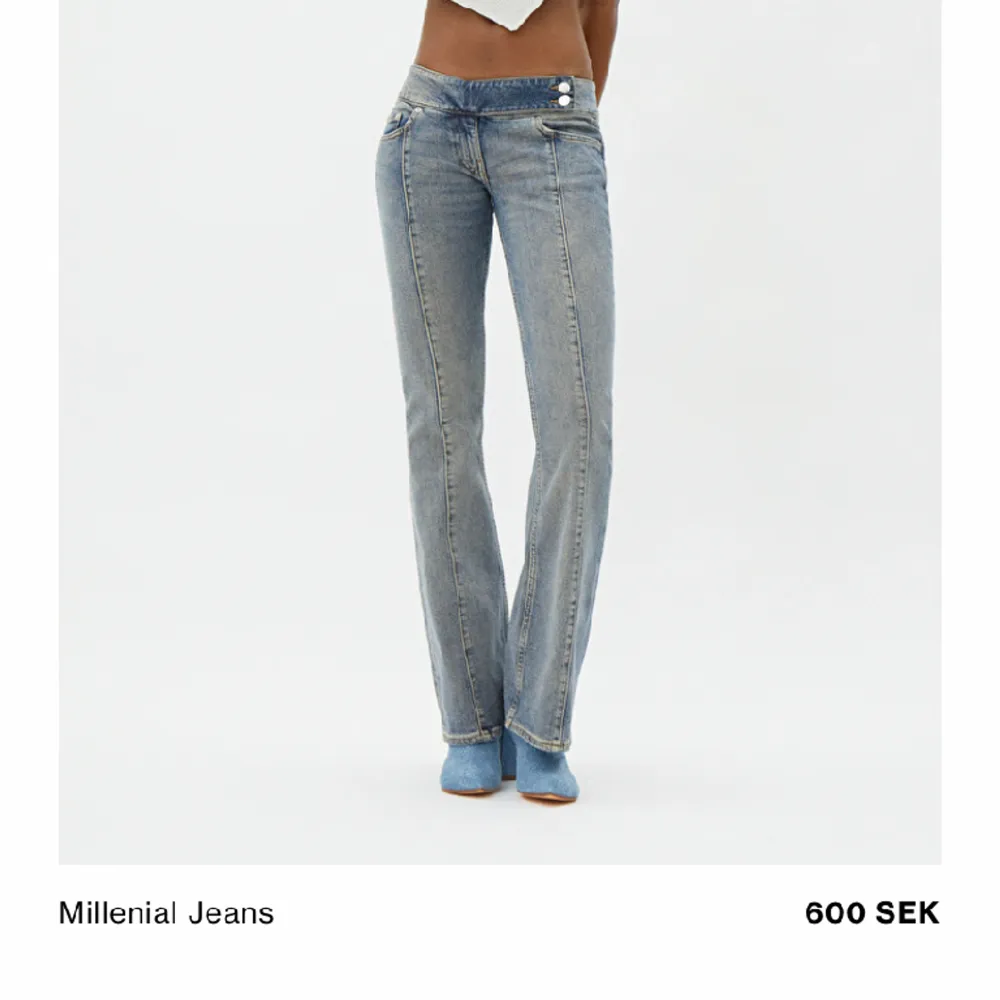 Jeans från weekday i modellen ”millenial”. Slutsålda på hemsidan🎀 Strlk 25 men skulle säga att det mer är som S/M 26/27. Uppsydda till mig som är 165💞tryck ”köp nu”, först till kvarn💞🎀 Midjemått:80 Innerbenslängd:75cm. Jeans & Byxor.