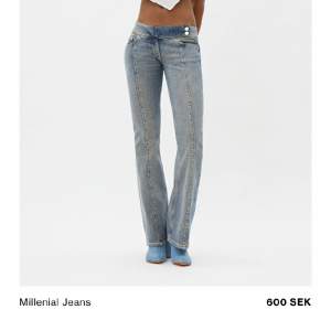 Jeans från weekday i modellen ”millenial”. Slutsålda på hemsidan🎀 Strlk 25 men skulle säga att det mer är som S/M 26/27. Uppsydda till mig som är 165💞tryck ”köp nu”, först till kvarn💞🎀 Midjemått:80 Innerbenslängd:75cm