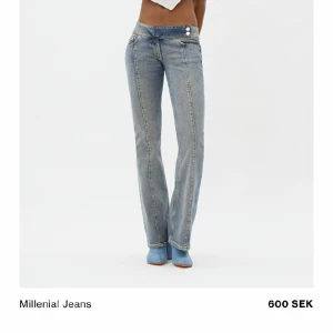 Lågmidjade millenial jeans - Jeans från weekday i modellen ”millenial”. Slutsålda på hemsidan🎀 Strlk 25 men skulle säga att det mer är som S/M 26/27. Uppsydda till mig som är 165💞tryck ”köp nu”, först till kvarn💞🎀 Midjemått:80 Innerbenslängd:75cm