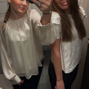 satin blus - säljer min superfina satin blus från Zara, med dina små detaljer längst ut på ärmarna💖Säljer för 230kr+frakt