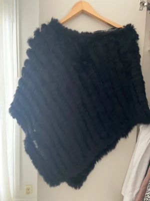 Päls poncho  - Säljer denna äkta pälsponcho i storlek onesize, säljs då jag inte längre använder päls. Klicka inte på köp nu då betalning sker via Swish 🩵