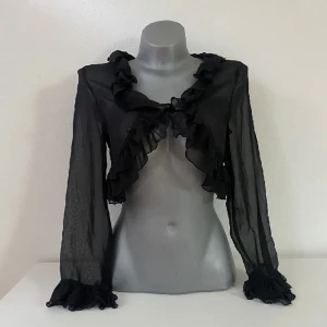 bolero - vintage bolero med volang. (lånade bilder) sitter ihop med en nål på bilderna💕 