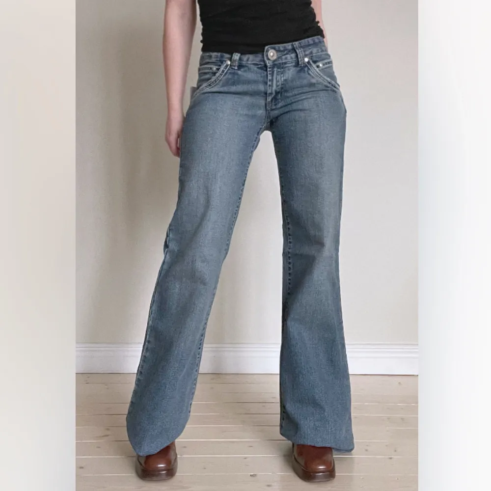 Lågmidjade jeans med Bootcut från märket Bandolli. Strl 38. Upplevs dock som mindre i storlek. Midjemått: 70 cm, Innerbenslängd: 82 cm (uppvikta på bild). Helt oanvända med lappen kvar! Se även mina andra annonser, 3 för 2 på allt! 💫. Jeans & Byxor.
