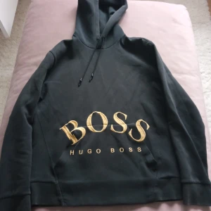 Hugo boss - Jätte fin Hugo Boss som inte säljs längre.  Det är den "guldiga" skick 9.5 av 10 ÄKTA så klart 