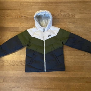 Nike jacka - Nike dunjacka, storlek 158-170 (Ungdom XL)  Passar herr Xs, dam S/M  Fint skick, pris kan diskuteras
