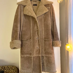 Afghanjacka i mocka - Vintage afghanjacka! Otroligt bekväm och sitter snyggt! Uppskattar strl som en M!