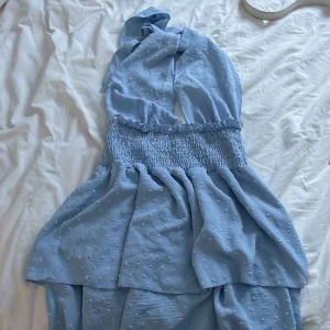 Blå klänning  - Ljusblå klänning som är öppen i ryggen. Rätt i storleken.