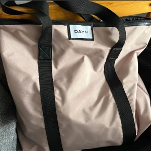 Day weekend bag - En stor weekend väska från Day inköpt sommaren 2023. Den har använts sporadiskt och är i mycket gott skick. Färgen syns dåligt på bilden men den är ljusrosa. Originalpris var runt 600kr.