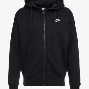 Nike zip  - Nike zip tröja storlek snypris 750 köpt från Nike hemsidan.  Skriv om de är något, pris går att diskutera!
