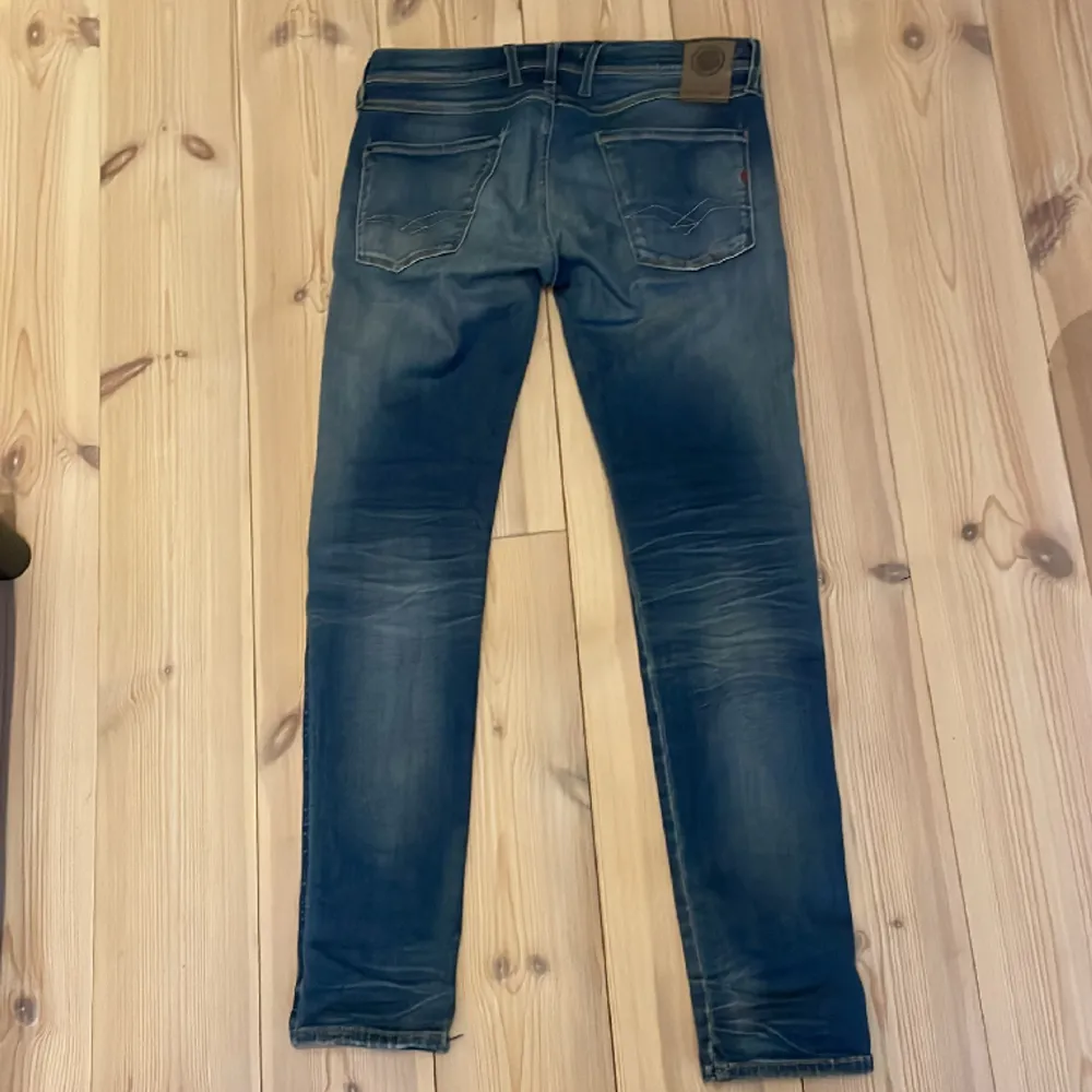 Säljer ett par helt oanvända replay jeans i 10/10 skick ny pris 1700 mitt pris går att diskutera . Jeans & Byxor.