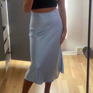 Satin kjol - I använt men fint skick💗