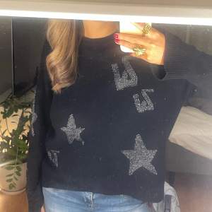 Säljer denna snygga stickade Zadig & Voltaire tröja med stjärnor. Köpt på Plick, ny pris 5 395kr❣️skriv privat för fler bilder! Lägg gärna PRISFÖRSLAG!!⭐️