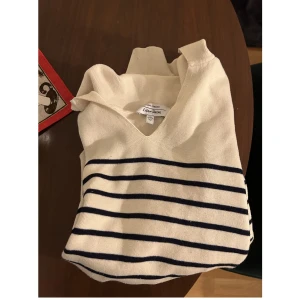 Other stories sweatshirt - En jättefin sweatshirt från Other Stories i ett tjockare material. Använd men är fortfarande i ett fint skick.