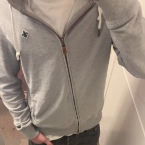 Morris zip up - Säljer min Morris kofta då den är för liten för mig. Köpt för 1099 nypris 1399 kr. Mitt pris 500! Tveka inte för att ställa frågor‼️