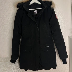 Canada Goose vinterjacka - Jag är 167 cm och jackan går ner till mitten av mina lår, den är i gott skick men är använd. 