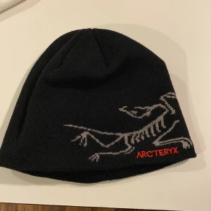 Arcteryx mössa  - En fin och varm mössa som är ond size 