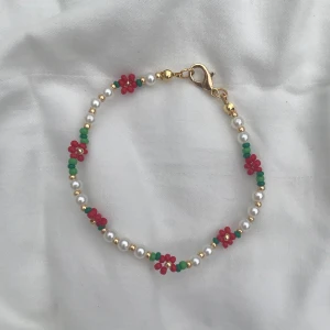 Pärlarmband med blommor - Handgjort pärlarmband med seedbeads och akrylpärlor. Kan göras längre utan extra kostnad🎀