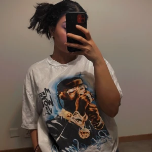 Oversized t shirt pop smoke  - Väldigt Oversized pop smoke t shirt 💎fint skick! Behöver strykas! Kan tänka mig diskutera pris 