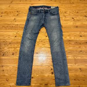 Tjena! Säljer ett par Diesel Belther jeans i mycket bra skick. Storleken på jeansen är 30. Om du funderar eller undrar något är det bara att höra av sig!