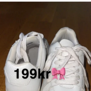 Vita sneakers med orm mönster - Vita skor köpta på Din Sko för 600kr. Endast använda på studenten 2023! Inte tvättade sen dess men går få bort mycket av missfärgningarna med vatten! Knappt creasade och väldigt sköna att gå i 🫶🏻