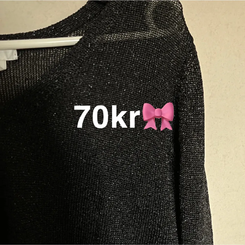 Jättefin svart glittrig tröja från HM i ett stickat material!. Tröjor & Koftor.