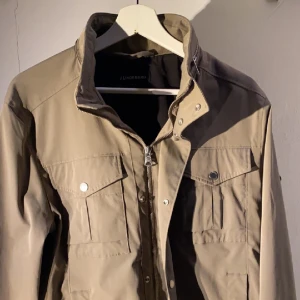 Säljer min j.Lindeberg jacka  - Säljer nu min trendiga j.Lindeberg jacka då jag har tröttnat på den. Den köptes förra hösten men använd väldigt lite.