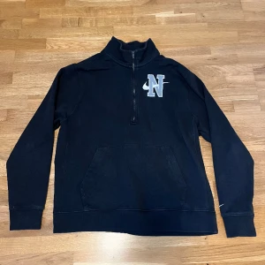 Nike Sportswear Half Zip - Säljer min Nike Half Zip som tyvärr är för liten för mig. Gott skick!