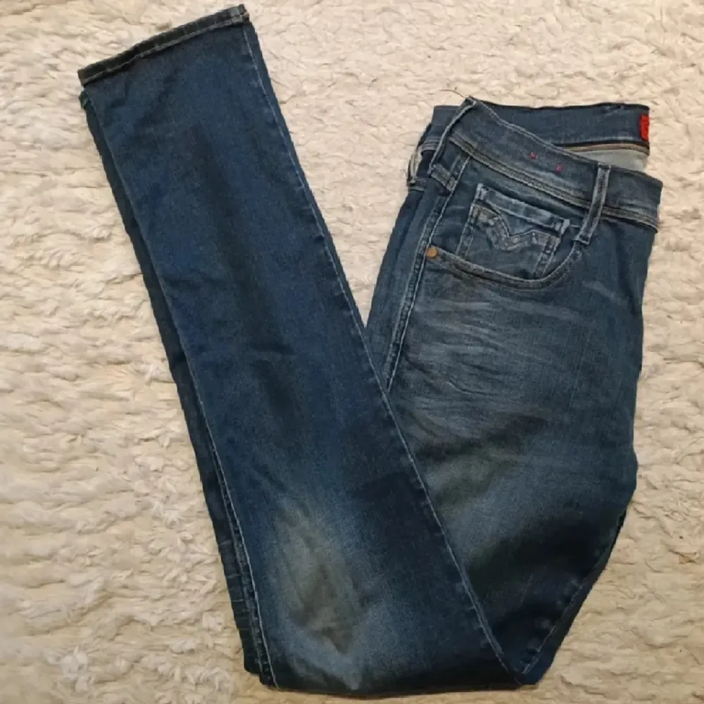 Hej, säljer mina Replay jeans för att dom är för små. Köpt för cirka 1100 använd i bra skick. (Paket pris). Jeans & Byxor.