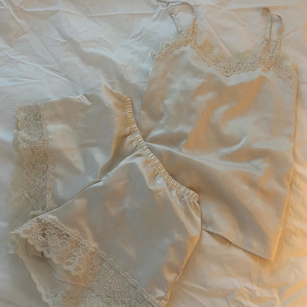 Fin vitbeige silke pyjamas köpt på sellpy använd 2 gånger med pyttesmå defekter som syns på bilderna . Toppar.