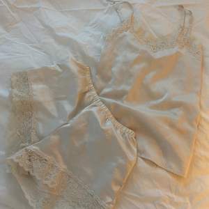 Fin vitbeige silke pyjamas köpt på sellpy använd 2 gånger med pyttesmå defekter som syns på bilderna 