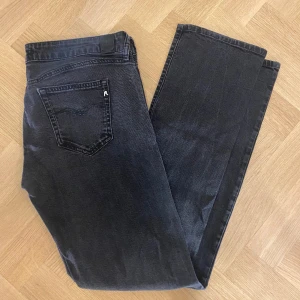 Jeans Replay  - Hej! Säljer nu mina Jeans från märket Replay , storlek 32/32 fint skick. Varan är givetvis äkta. Modellen är 180cm och väger 70kg Tveka inte på att höra av dig om du har frågor eller funderingar kring varan!