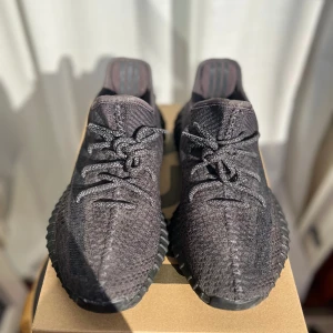 Yeezy 350 V2 boost  - Yeezy 350 v2 boost non-reflective trippel black. Vunna på adidas hemsida 2019. Sparsamt använda. Storlek 39 1/3. Alla lappar finns kvar!