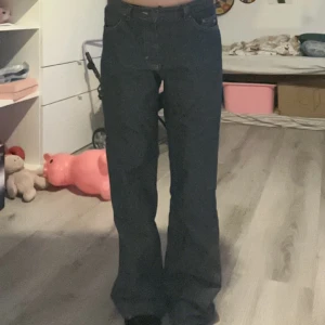 Coola jeans  - Coola jeans som jag köpt här på plick men när jag fick hem dom var dom för stora för mig och insåg att de inte riktigt är min stil heller :( så därför säljer dag dom! 