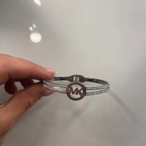 Silvrigt armband från MK, med ”diamanter” runt. Present som inte kommit till användning. Inget kvitto därav priset