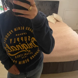 Collagetröja - Otrolig skön collage tröja från Jack and jones, vet tyvärr inte storleken men skulle gissa på mellan S/M. Materialet inuti är så otroligt skönt. Använt ett fåtal gånger och är som ny