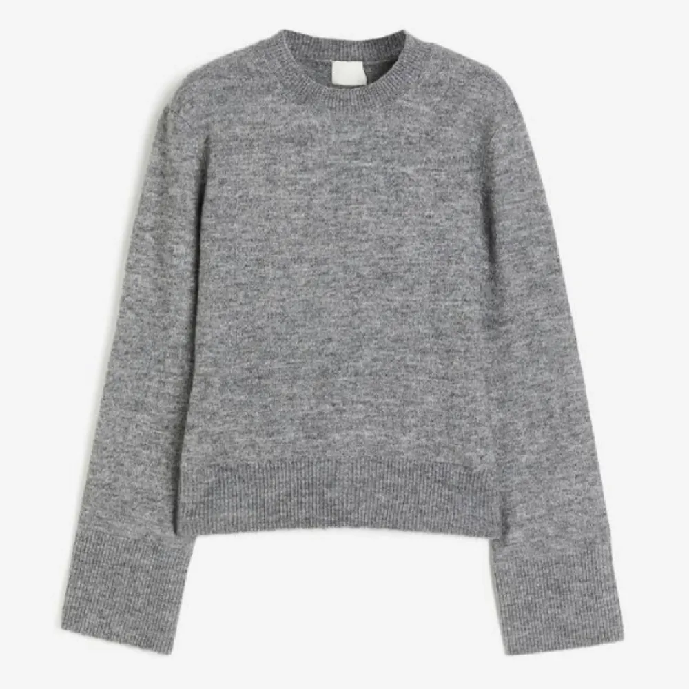 Säljer denna helt nya gråa stickade tröjan från H&M som jag ej använt💕 Prislappen sitter kvar och nypris är 199 kr!. Tröjor & Koftor.