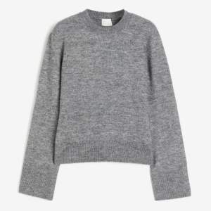 Säljer denna helt nya gråa stickade tröjan från H&M som jag ej använt💕 Prislappen sitter kvar och nypris är 199 kr!