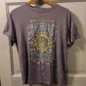 Lila t-shirt med tryck - Bommuls t-shirt med soligt och glatt tryck, sälj p.g.a för liten