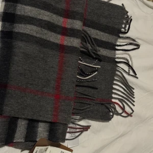 Burrberry halsduk  - Inga fel på den pris är ek hugget i sten