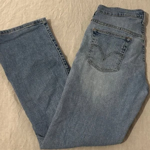 Levis jeans!   - Säljer dessa skitsnygga Levis jeans, 515. Sitter lågmidjat. Jag är 160cm och skulle säga att det passar någon som är max 160cm. Höftmått 70cm. Passar 38- motsvarar 27.