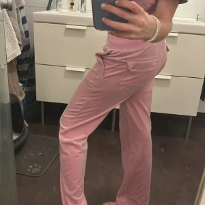 Juicy byxor rosa  - Säljer ett par jätte fina rosa juicy byxor från Nelly i storlek xxs. tvättas innan dom skickas vid köp. Jätte fint skol och inga skador, står inte för frakt kontakta privat för mer bilder!
