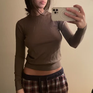 Brun tröja från uniqlo  - Säljer då jag inte använder längre. Så fin och inte alls stickig ❤️ perfekt till layers nu på vintern