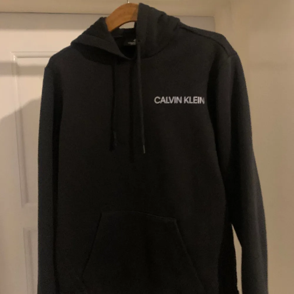 Säljer en fin hoodie från Calvin Klein. Storlek Medium. Hoodies.