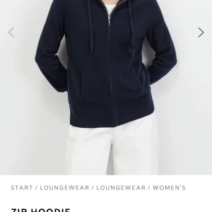 Soft goat hoddie  - En jättesnygg tröja från soft goat använd typ två gånger. inga skodor eller striltingar alls på den. Köpt för 2 495 säljer för 1700 men priset kan diskuteras💕