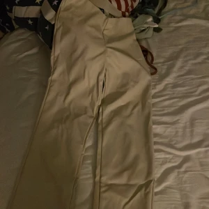 Tror de såna silkesbyxor vet inte - Kom priv jag vrt ej vilka byxor de e dom e iaf från divided står de på dom