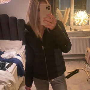 Tommy hillfiger jacka  - Säljer min jacka ifrån Tommy hillfiger i storlek S!❣️nypris på jackan är 1800kr! Inga defekter alls  (bara att trycka på ”köp nu” vid intresse) pris kan diskuteras ❣️ följer inte med någon luva! Går att sätta på egen via knappar på jackan