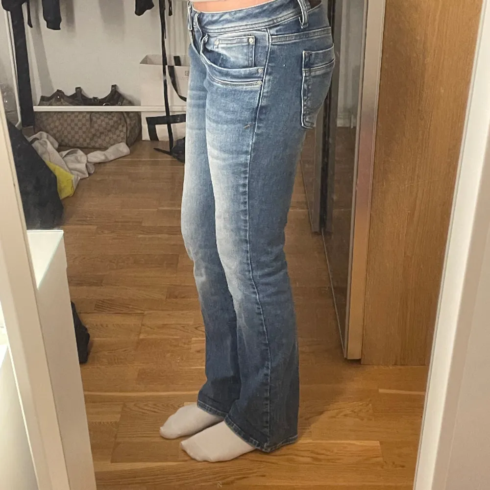 Säljer demhär lågmidjade jeansen eftersom dem inte kommer till användning. Endast använda ett fåtal gånger.. Jeans & Byxor.