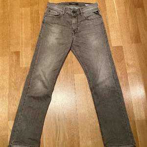 Säljer nu mina gråa Reaplay jeans. Model thad i storleken 150cm 12år. Toppskick andvända cirka 6-7 gånger så de är som nya. Möts ej upp men fraktar och kan hämtas upp. Nypris 750kr köpta från kidsbrand store⚡️🤝